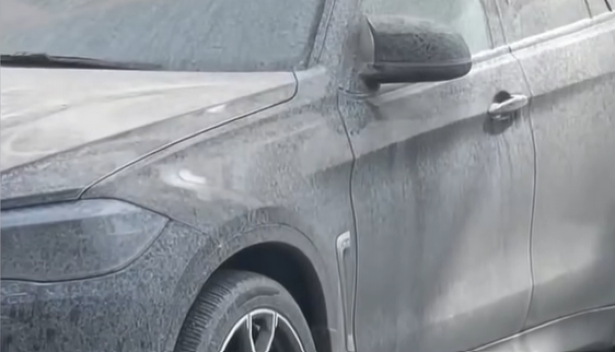 Загадочные пятна после дождя встревожили жителей Атырау (ВИДЕО)