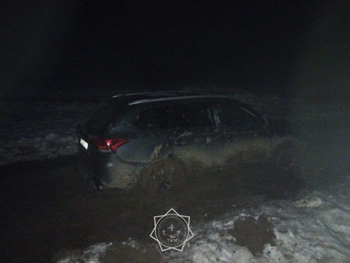 Четверо мужчин, включая ребенка, застряли в снегу и грязи в Акмолинской области