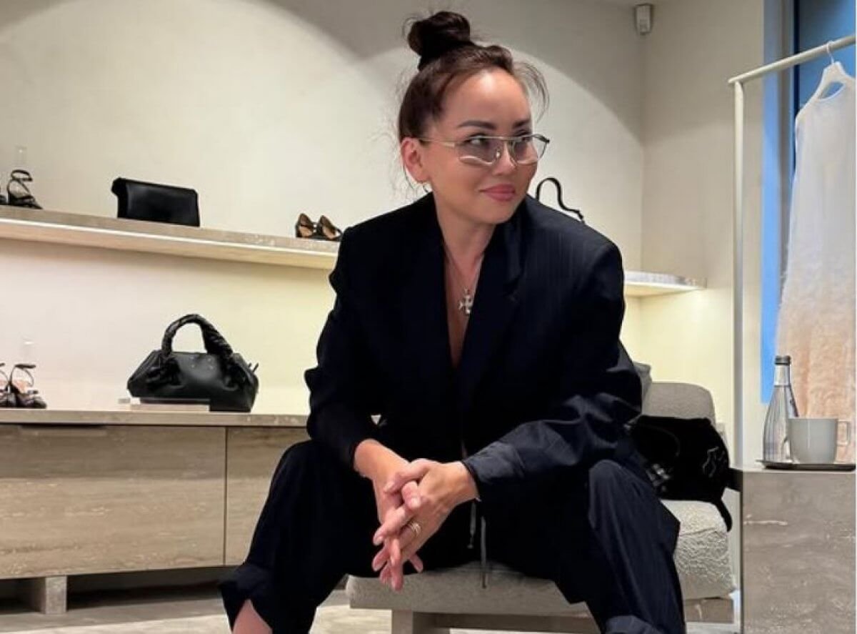 "Не могла удержаться": Баян Алагузова показала модный шапан за 660 тыс. тенге (ВИДЕО)