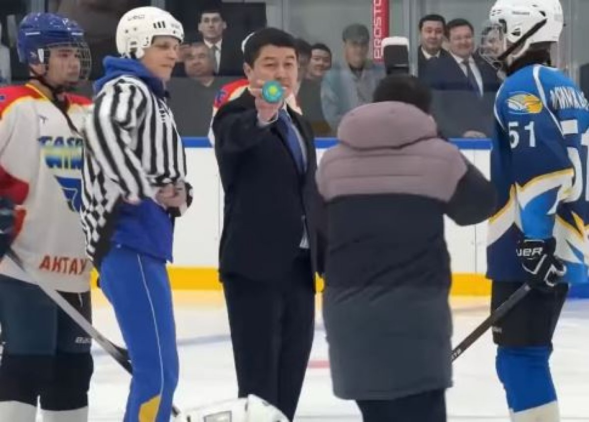 Аким Мангистау остановил игру с шайбой с флагом Казахстана (ВИДЕО)