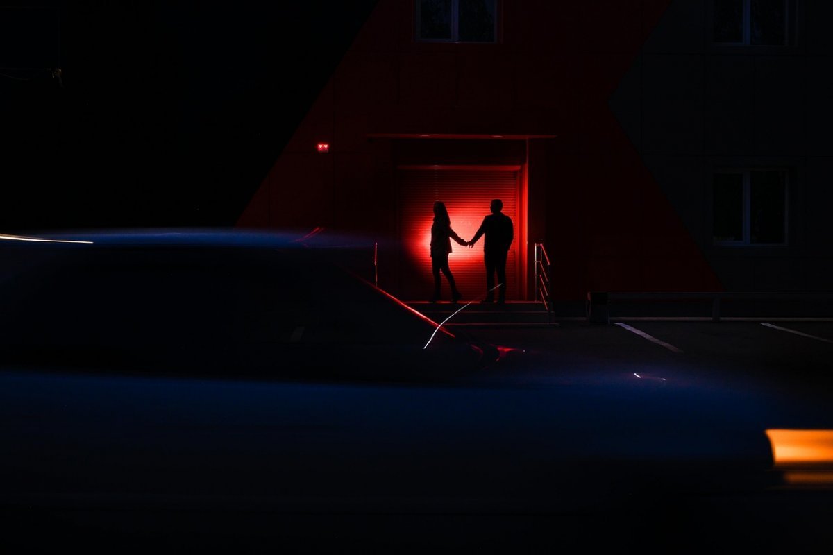 Мужчина и женщина устроили интим на улице в Караганде во время Наурыза