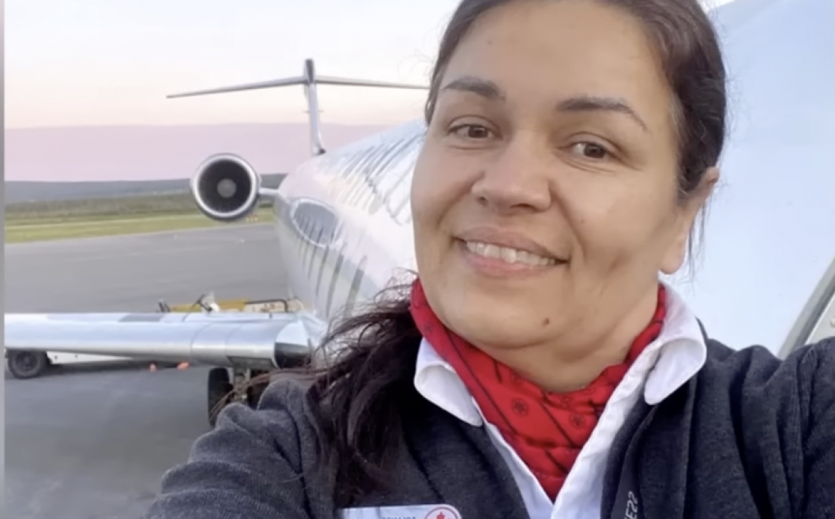 Стюардессу выбросило из самолета на 100 метров при столкновении в Нью–Йорке (ВИДЕО)