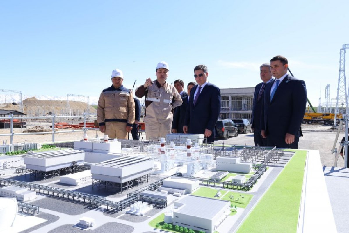 Бектенов проверил стройку крупнейшей электростанции на юге Казахстана