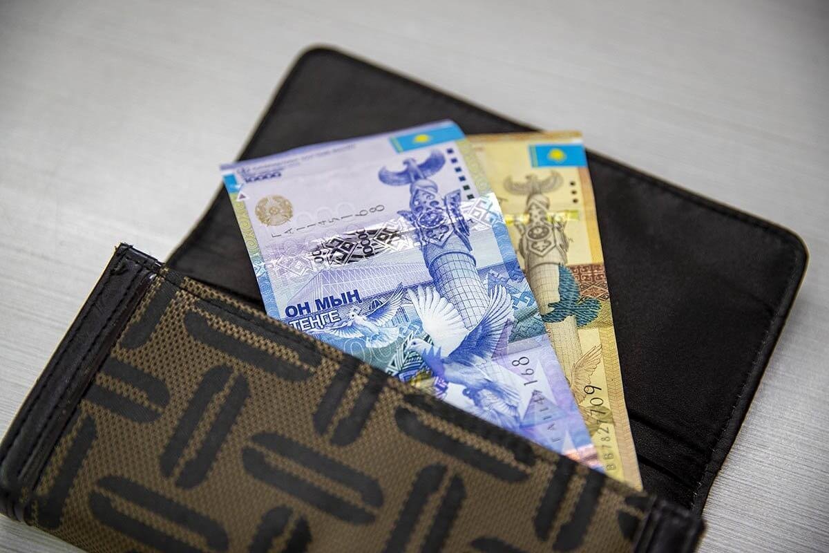 Казахстанцы смогут использовать старые 10 000 тенге до лета 2027 года