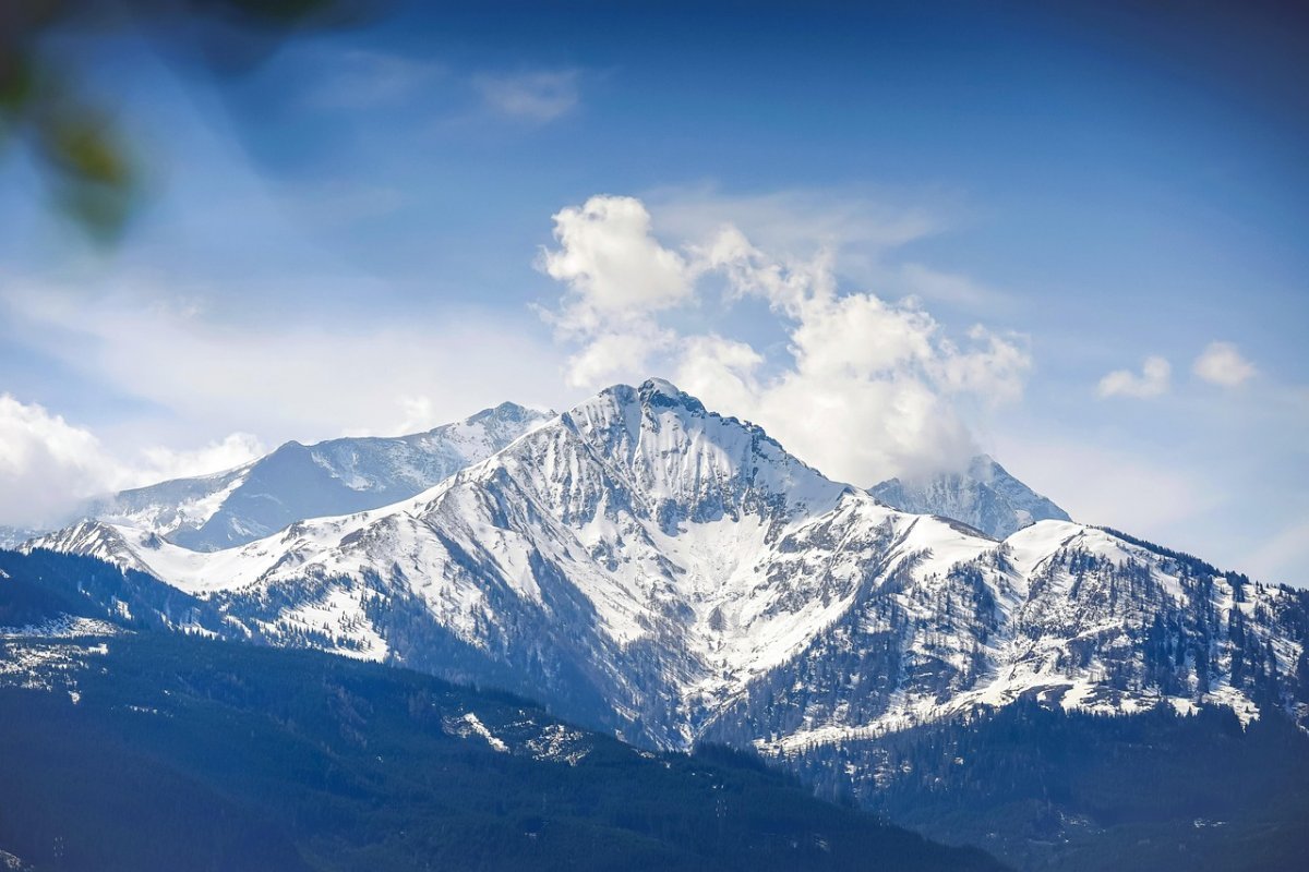 Автомобиль застрял в реке в горах близ Алматы (ВИДЕО)