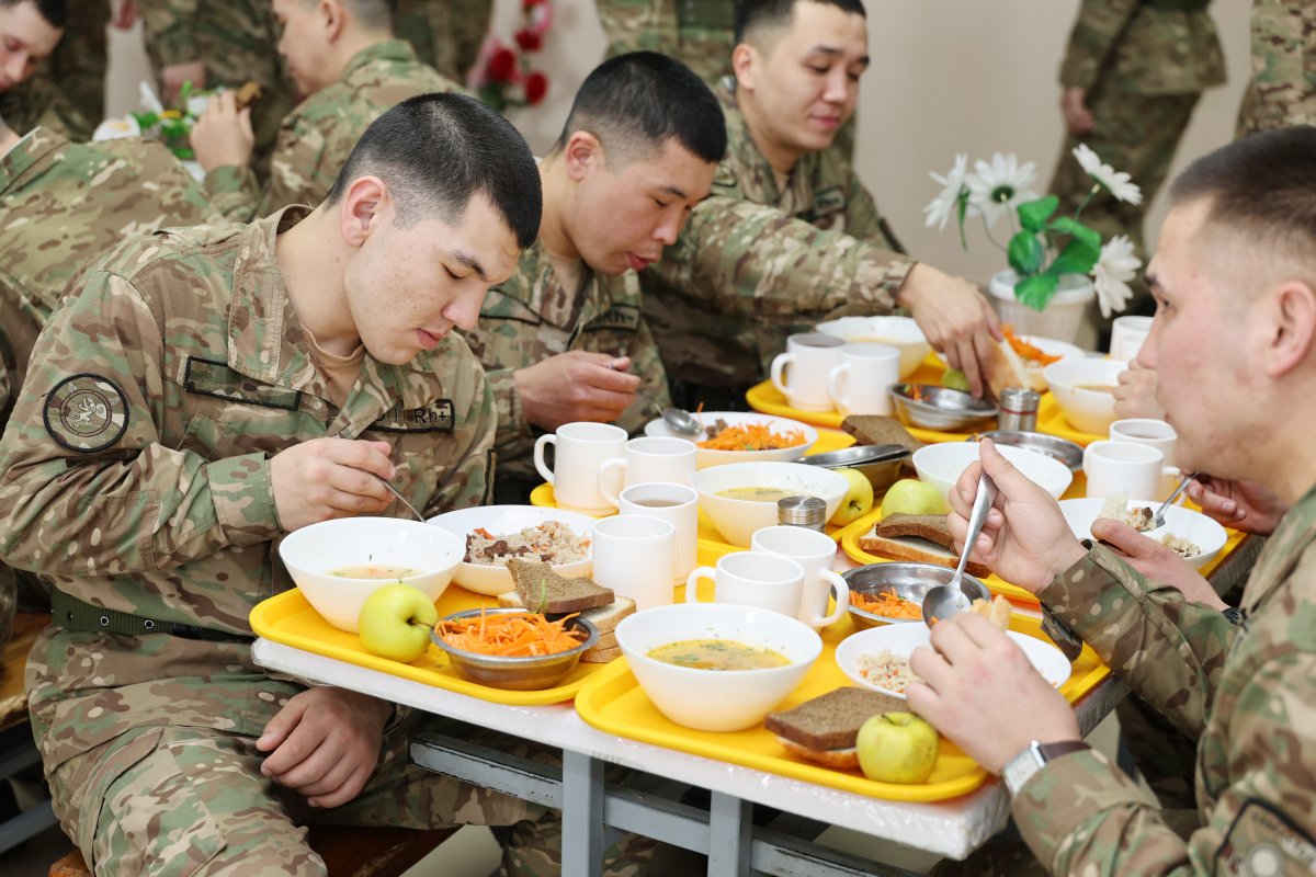 Гвардейцы начнут оценивать еду в столовых через цифровую систему