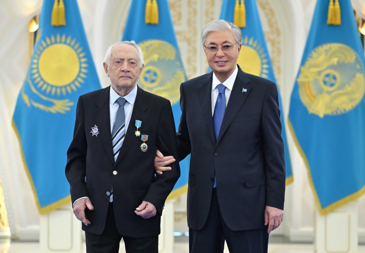 Покорил все 14 восьмитысячников, попадал в горный шторм: легендарного альпиниста Ерванда Ильинского наградили в Акорде