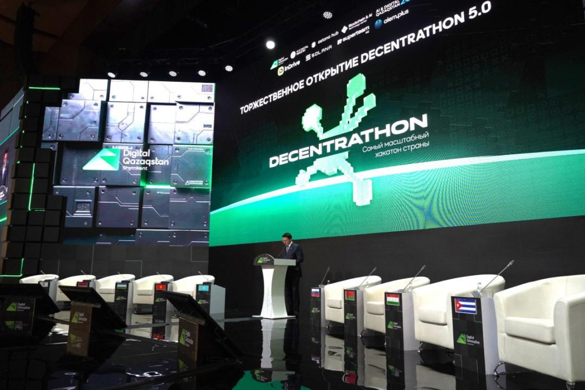 На форуме Digital Qazaqstan в Шымкенте дан старт крупнейшему хакатону страны