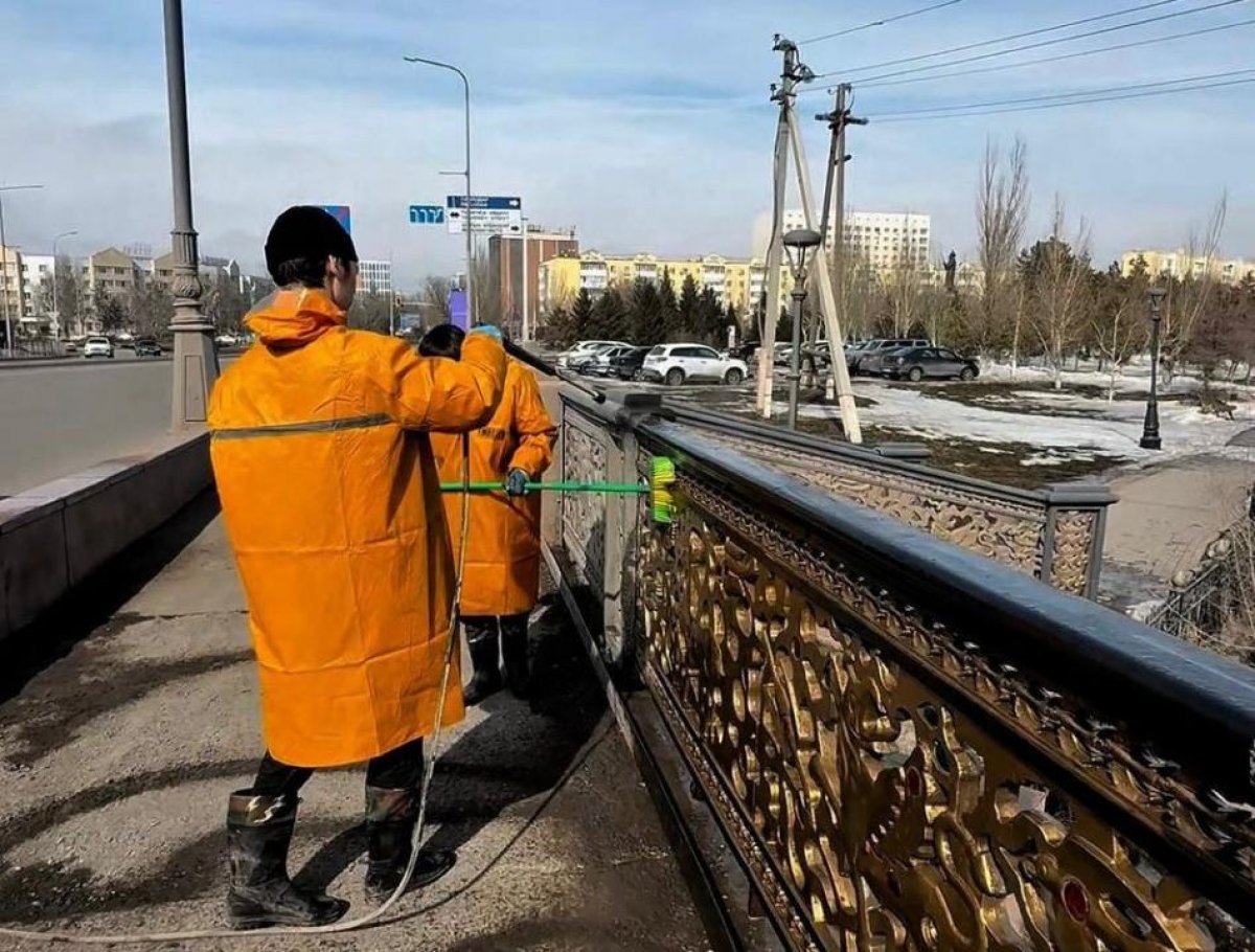 Коммунальщики проводят генеральную уборку в Астане