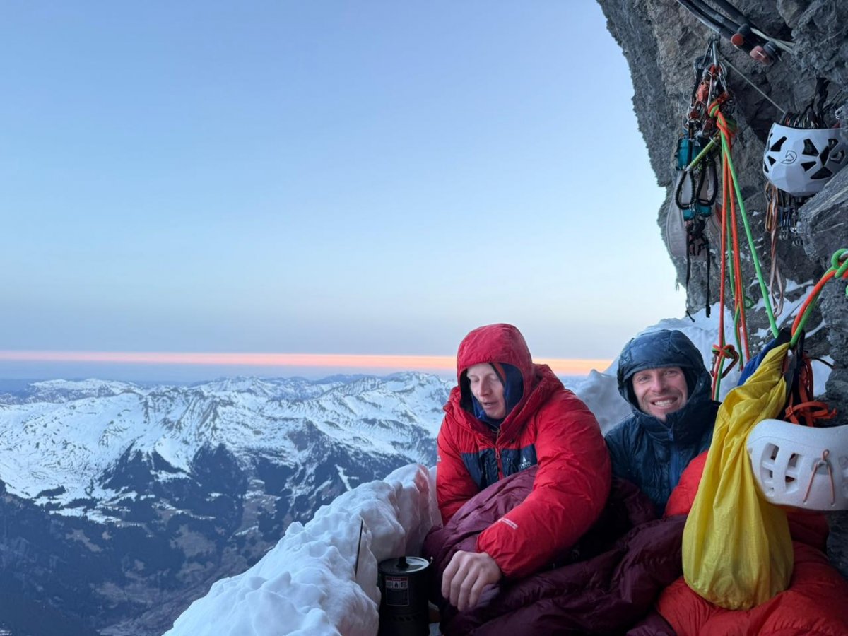 Связанные одной стеной