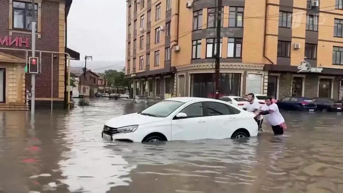 Дагестан уходит под воду: людей эвакуируют, улицы смывает потоками