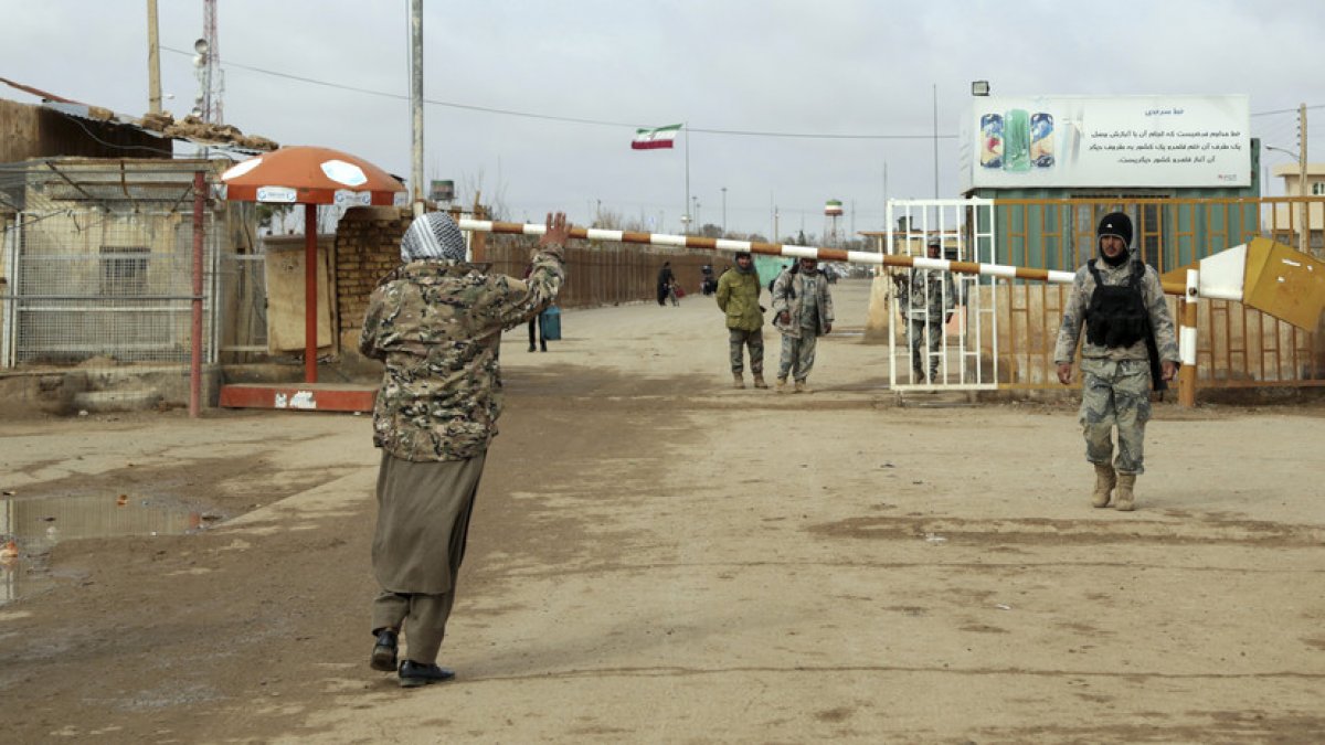 В Иране к охране блокпостов начали привлекать детей