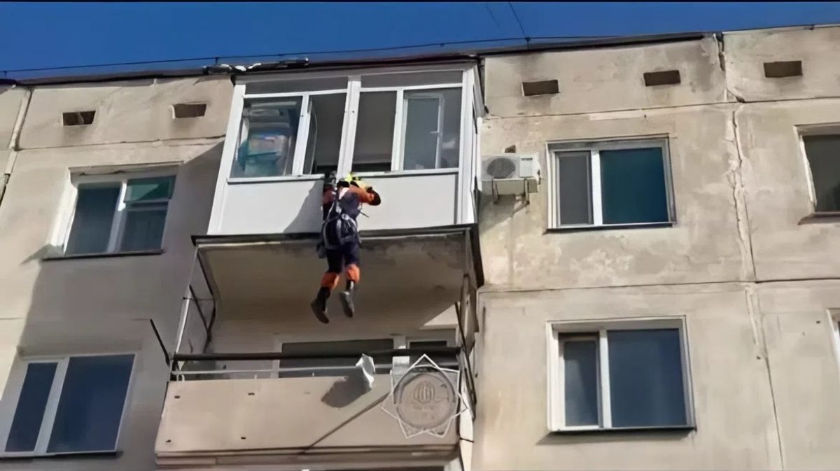 Не выходил на связь: в Кокшетау мужчину спасли через окно