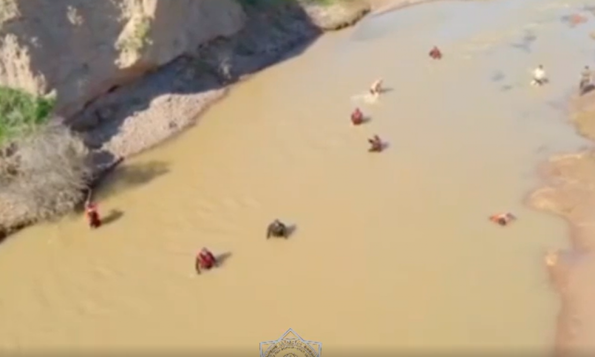 Спасатели бросаются в бурную реку Келес в поисках утонувшего ребенка