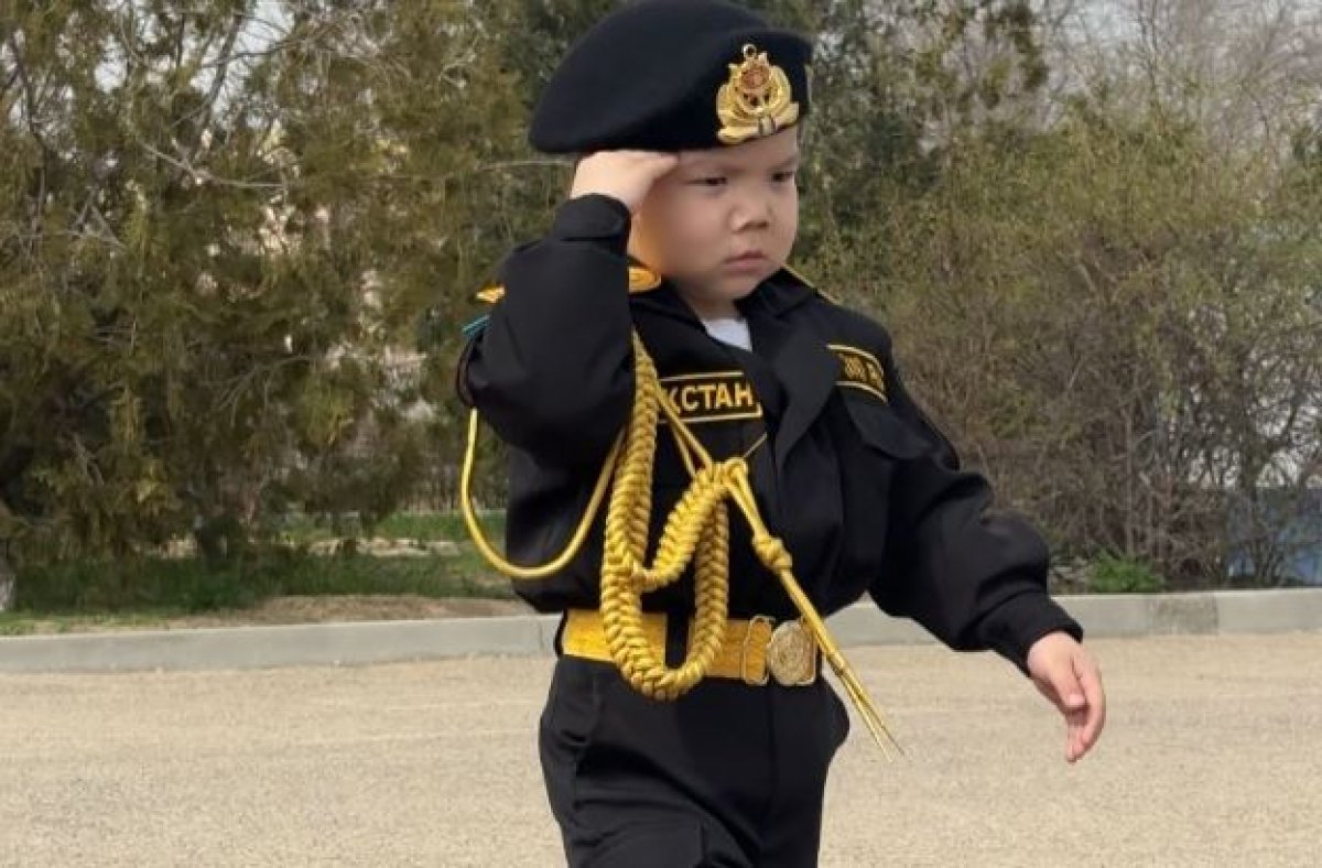 Трехлетний мальчик принял присягу на плацу воинской части в Актау