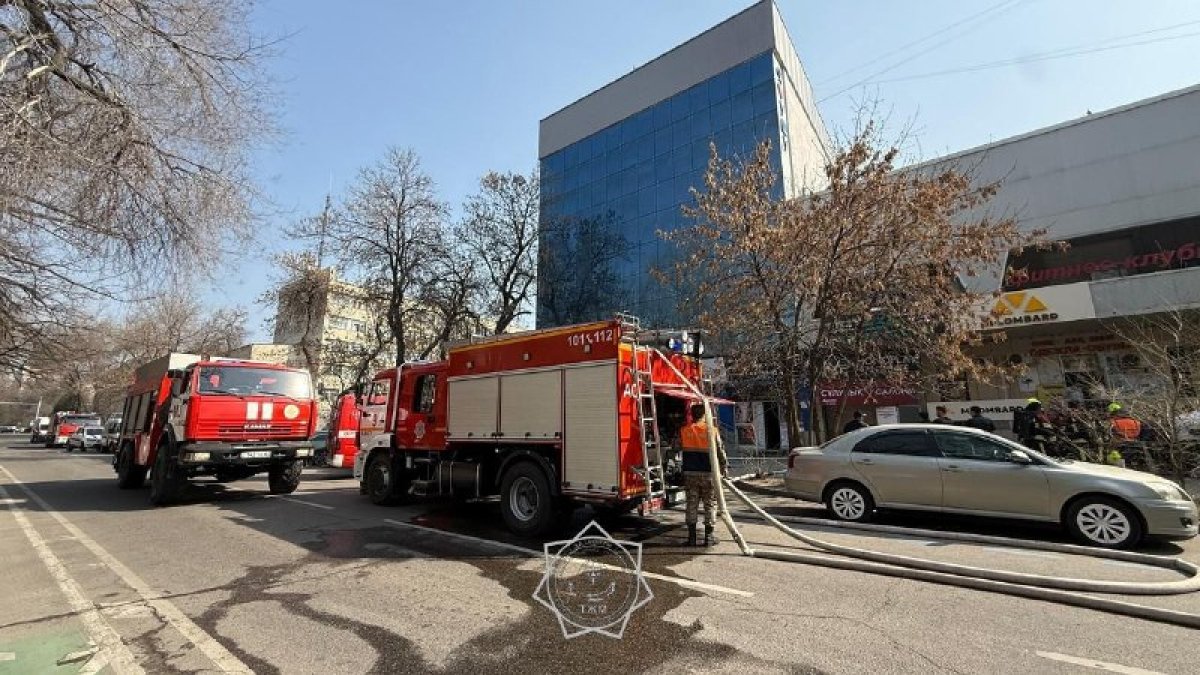 Два человека пострадали при пожаре в Алматы