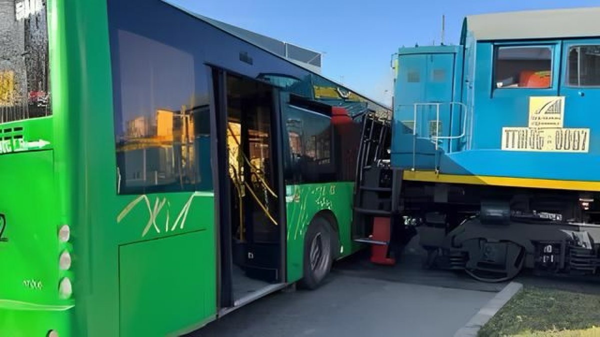 ДТП с участием поезда и автобуса произошла в Алматинской области