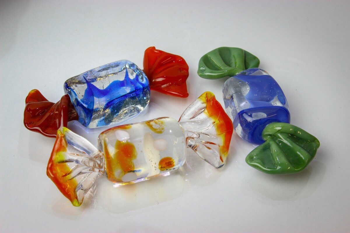 Мужчина раздавал детям конфеты с иглами в Кыргызстане