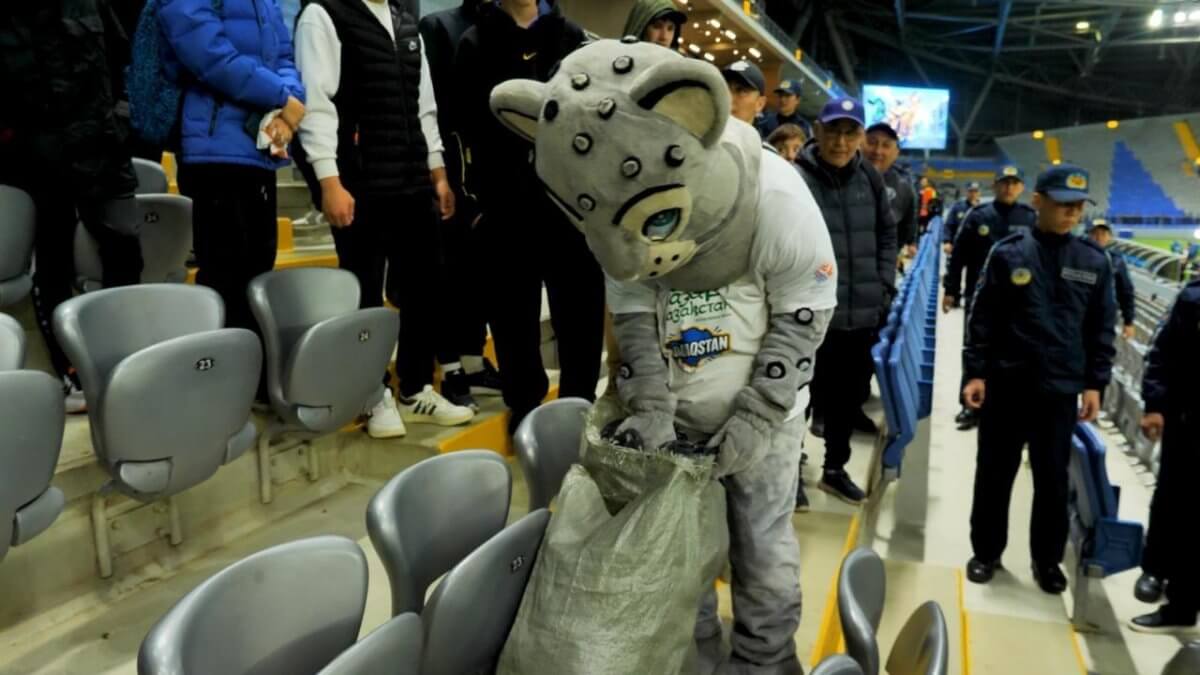 "Таза Қазақстан": юные столичные футболисты убрали мусор на трибунах стадиона после матча Казахстана – Коморские острова