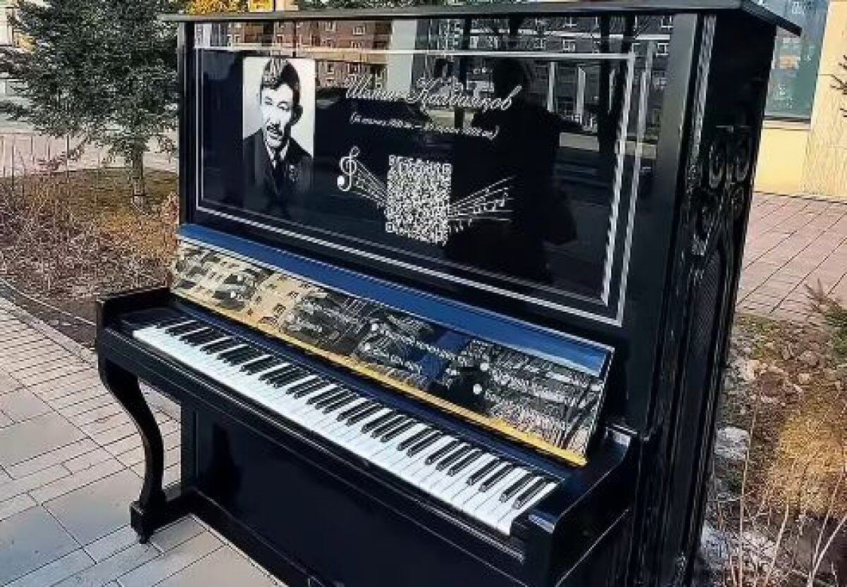 Пианино с песнями Калдаякова появилось на улице Астаны (ВИДЕО)