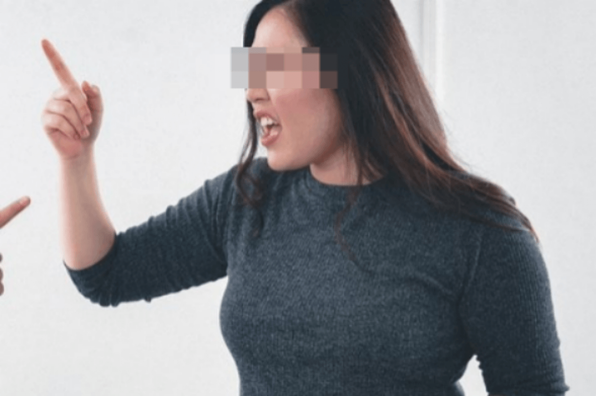 Женщина обматерила полицейского в Атырау