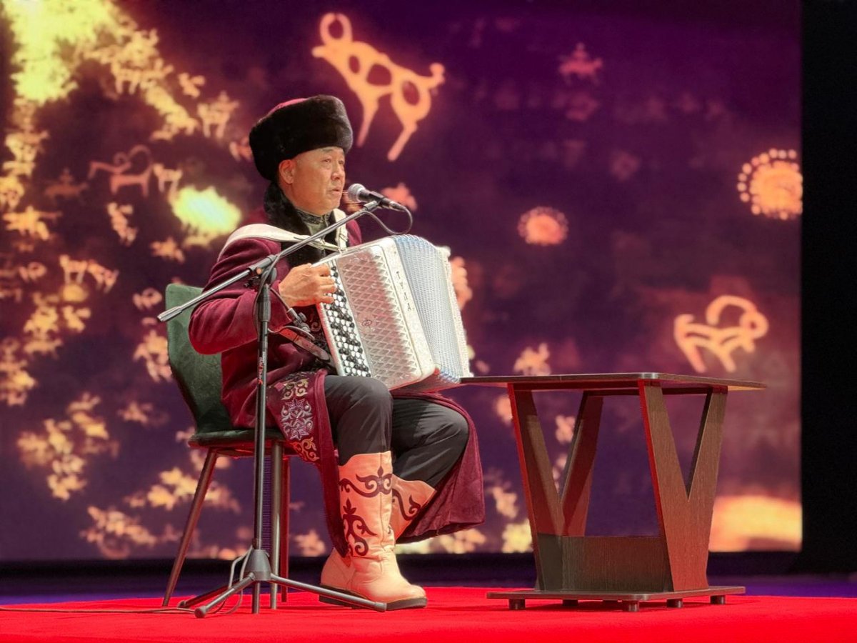 При поддержке партии AMANAT прошел республиканский командный айтыс