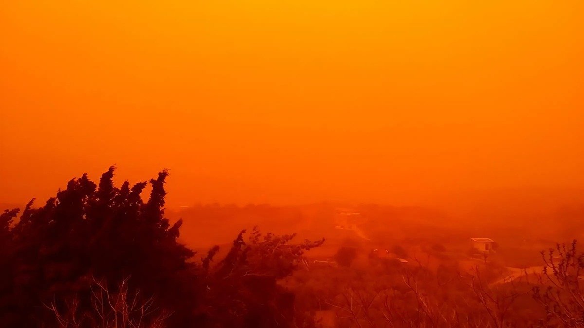 Небо стало кроваво-красным: песчаная буря накрыла Анталью