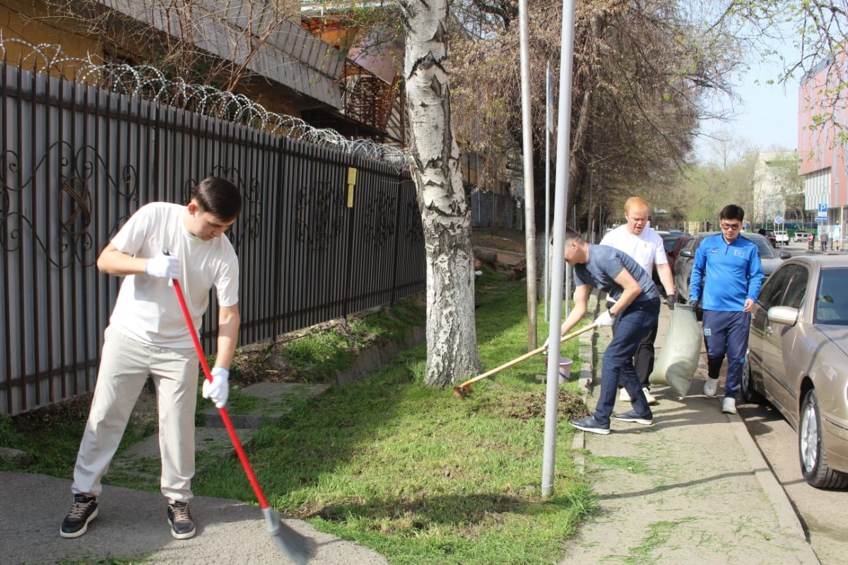 В рамках "Таза Казахстан" военнослужащие Нацгвардии привели в порядок территории частей