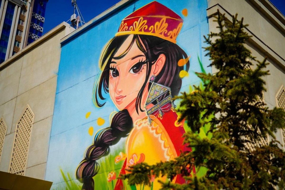 Новый мурал украсил фасад здания в Астане