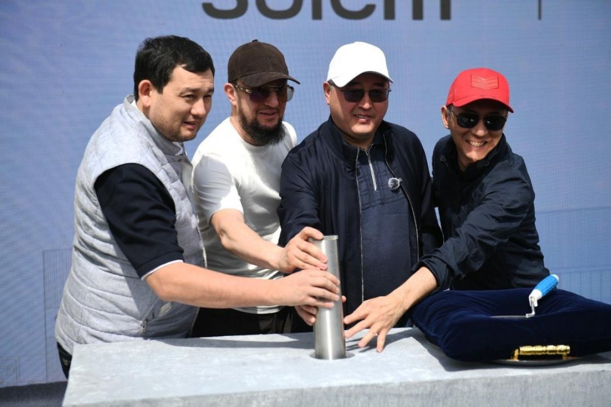 Капсулу времени от Джеки Чана доставили вертолетом в в Алматинскую область