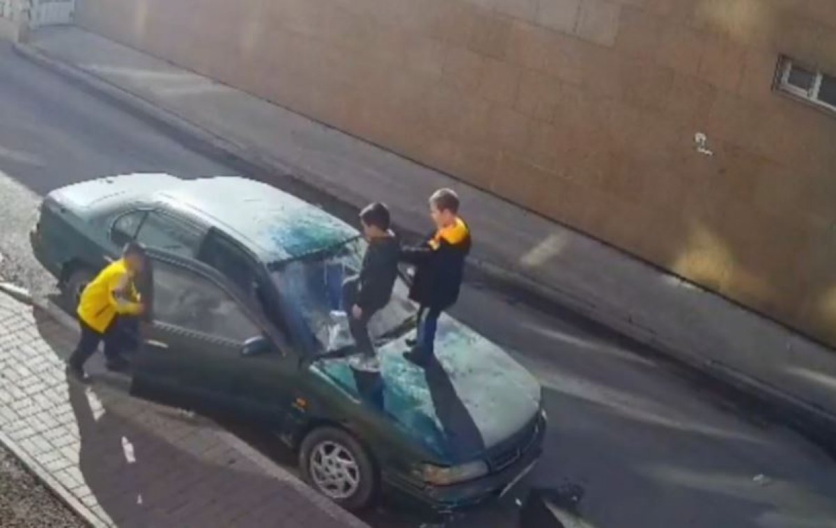 Дети прыгали на припаркованном авто и разбили стекло в Астане