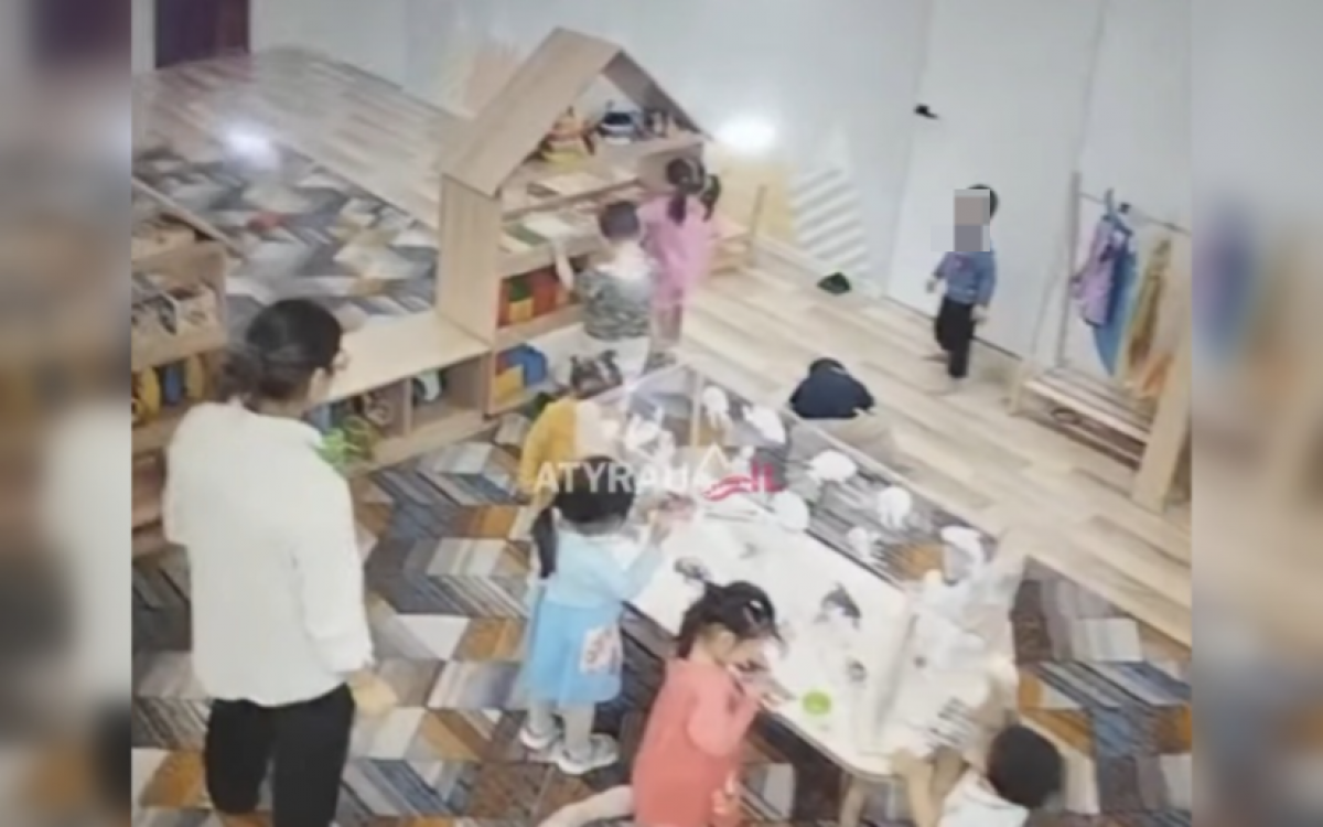 Стеллаж рухнул на детей в детском саду Атырау (ВИДЕО)