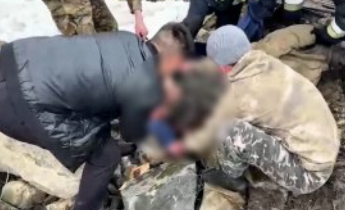 Двоих мужчин вытащили из канализации в ВКО