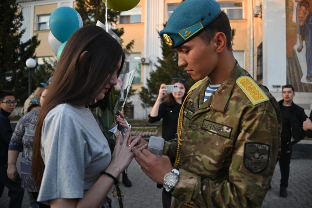 Десантник сделал предложение возлюбленной на перроне вокзала Астаны