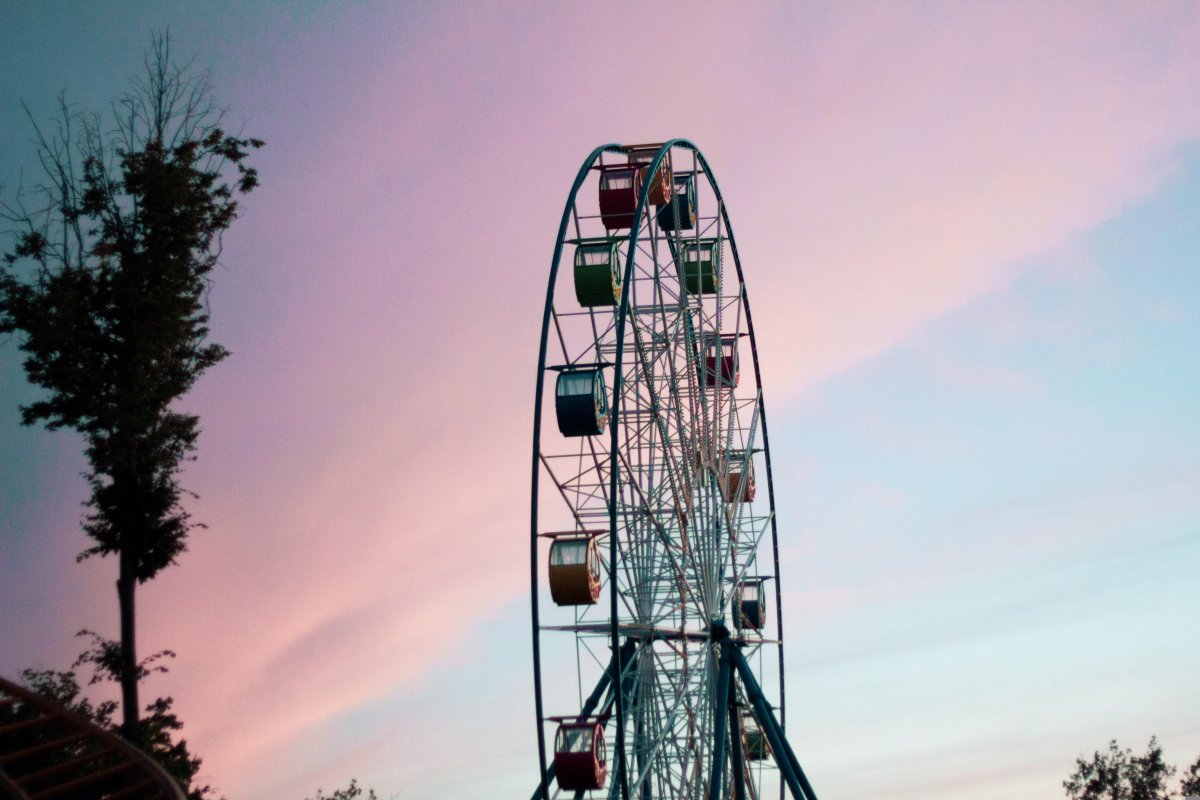 Колесо обозрения с 80 людьми внезапно рухнуло на землю в Индии