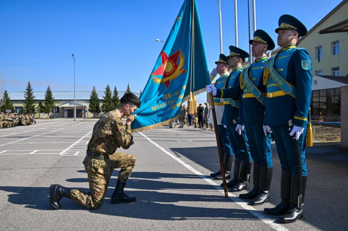 В Астане 140 солдат простились со знаменем: часть осталась служить дальше