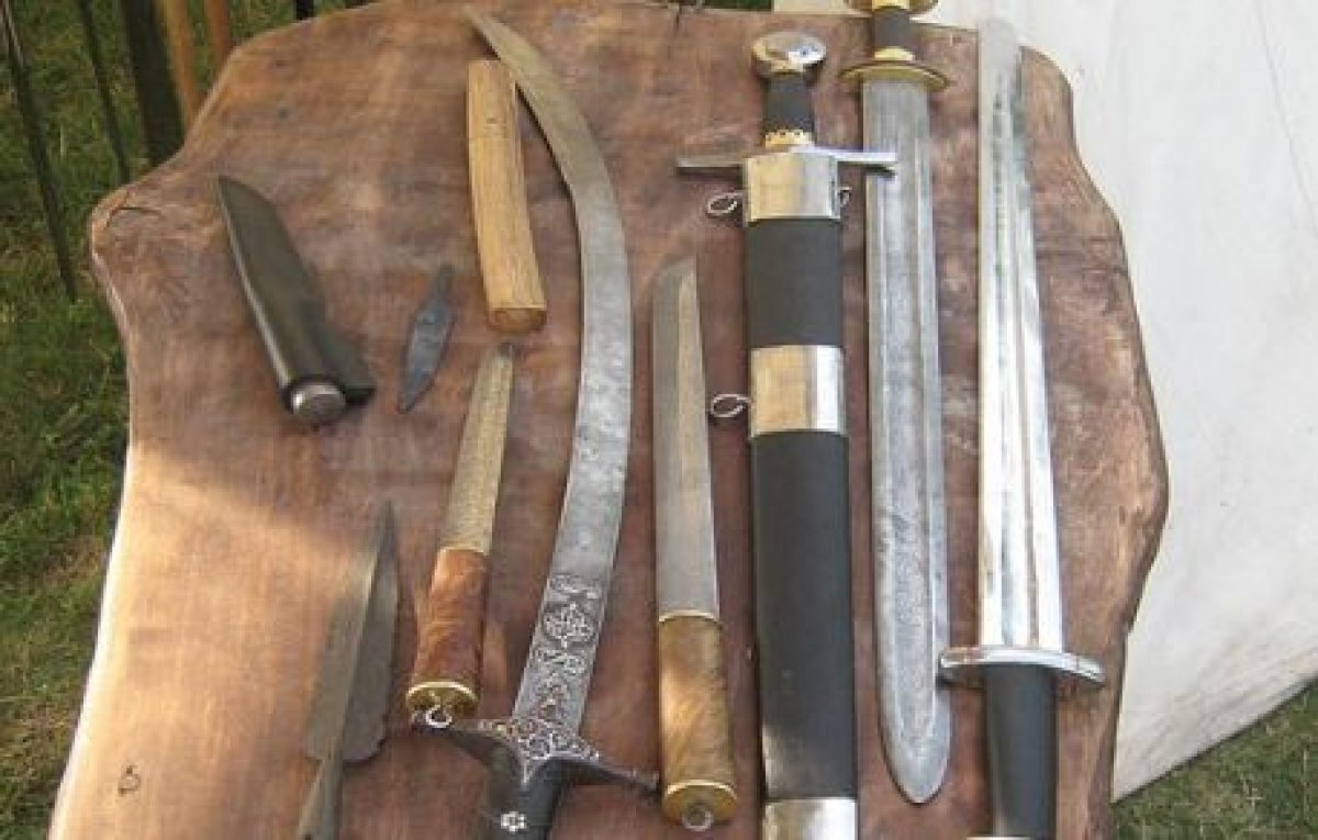 Маркетплейс размещал рекламу холодного оружия в Казахстане