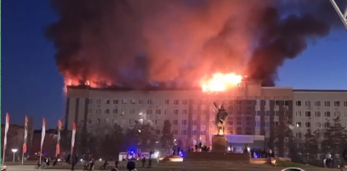 Кровля здания облакимата горит в Актобе