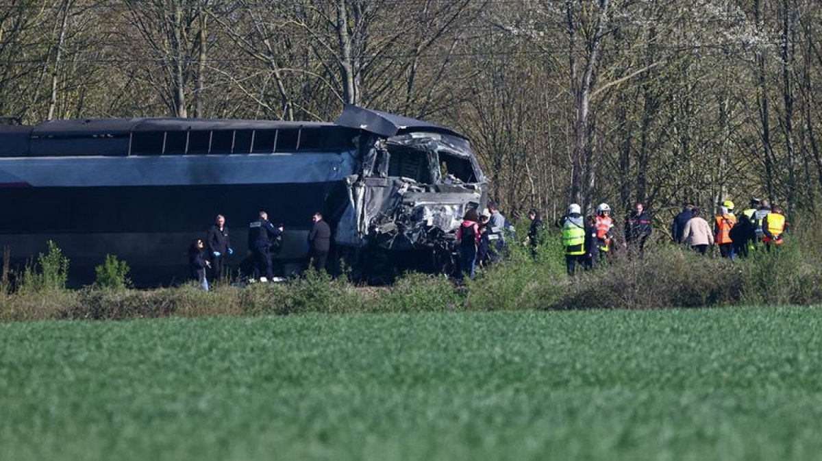 Поезд столкнулся с грузовиком во Франции: машинист погиб