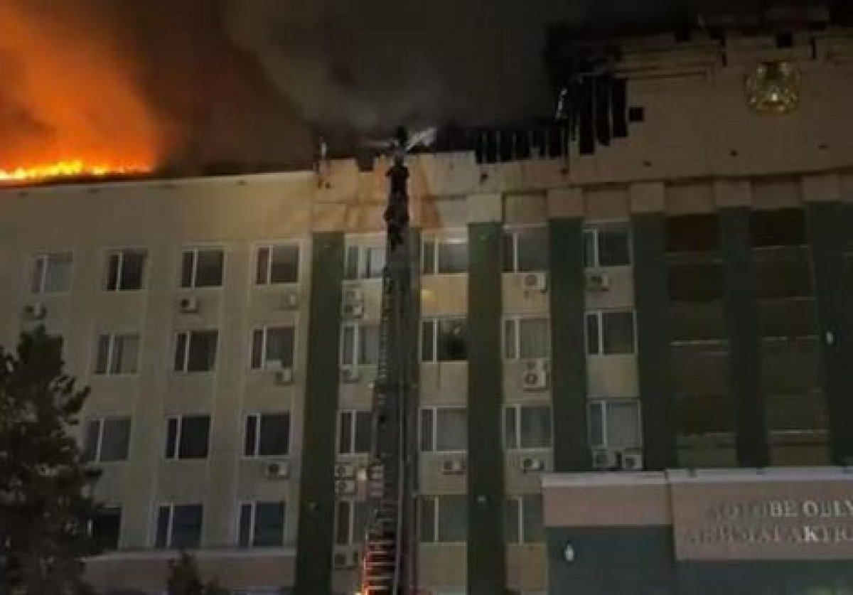 Пожар на крыше акимата в Актобе: названа предварительная причина