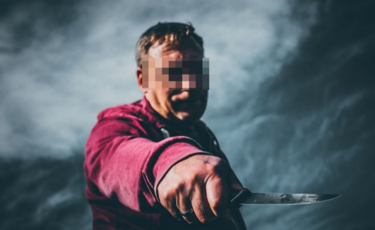 Полуголый мужчина с ножом напугал детей во дворе в Астане