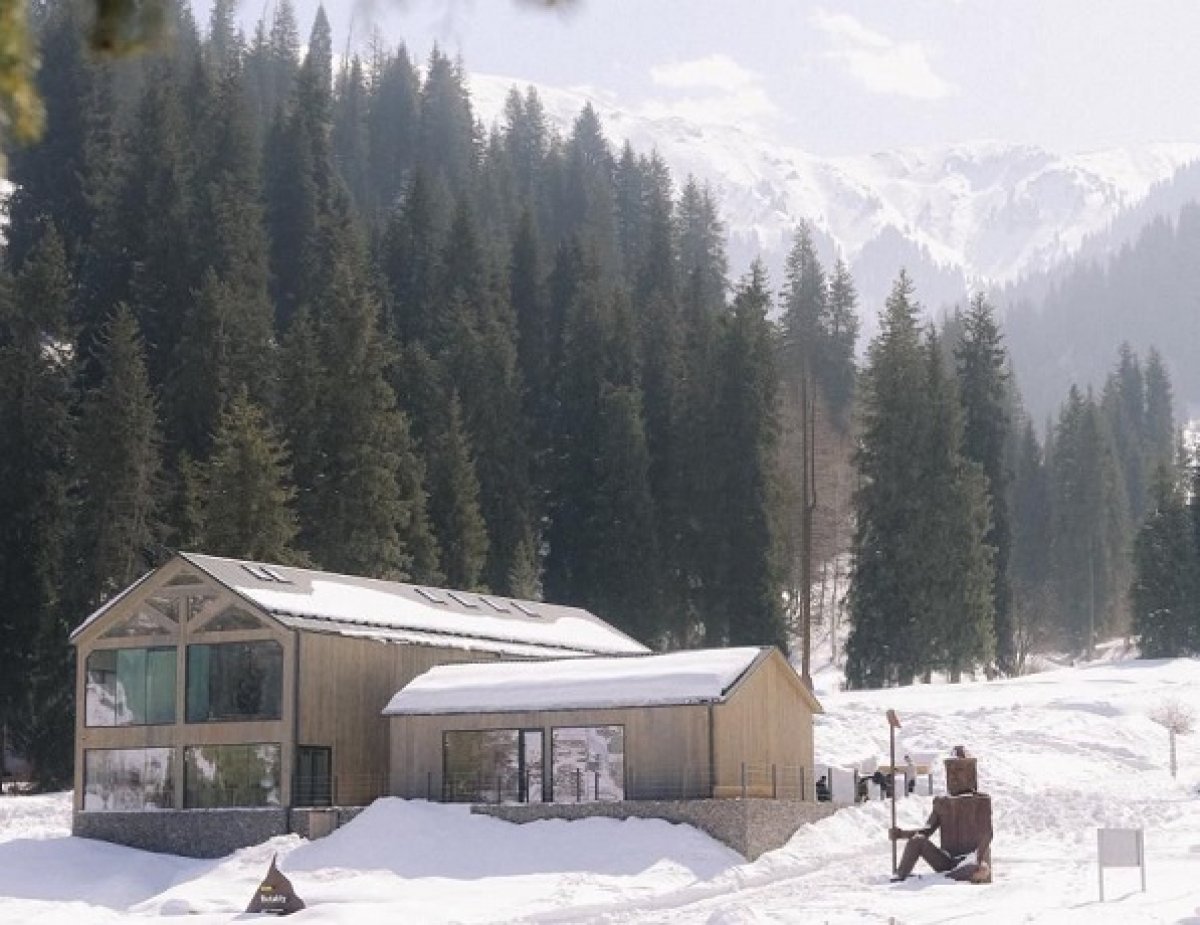 Убери мусор и получи кофе: экоакцию запустили в горах Алматы