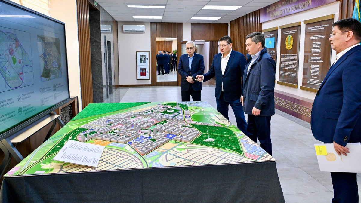 Олжасу Бектенову презентовали план развития озера Алаколь