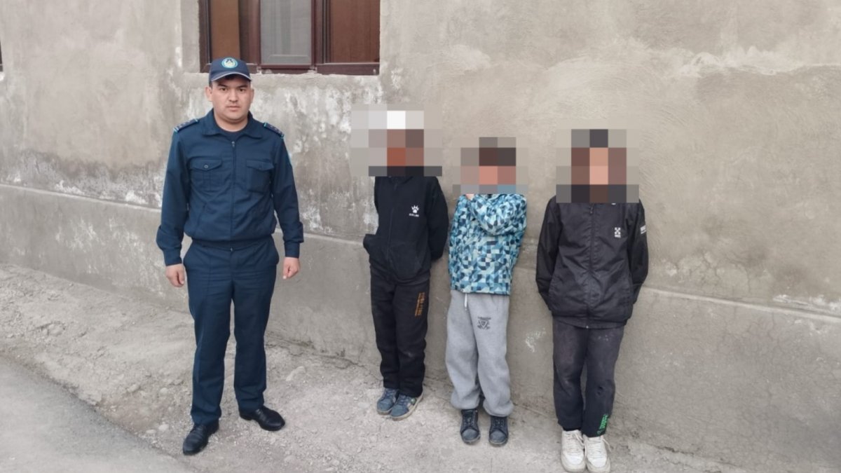 Дети забросали камнями электровоз на юге Казахстана