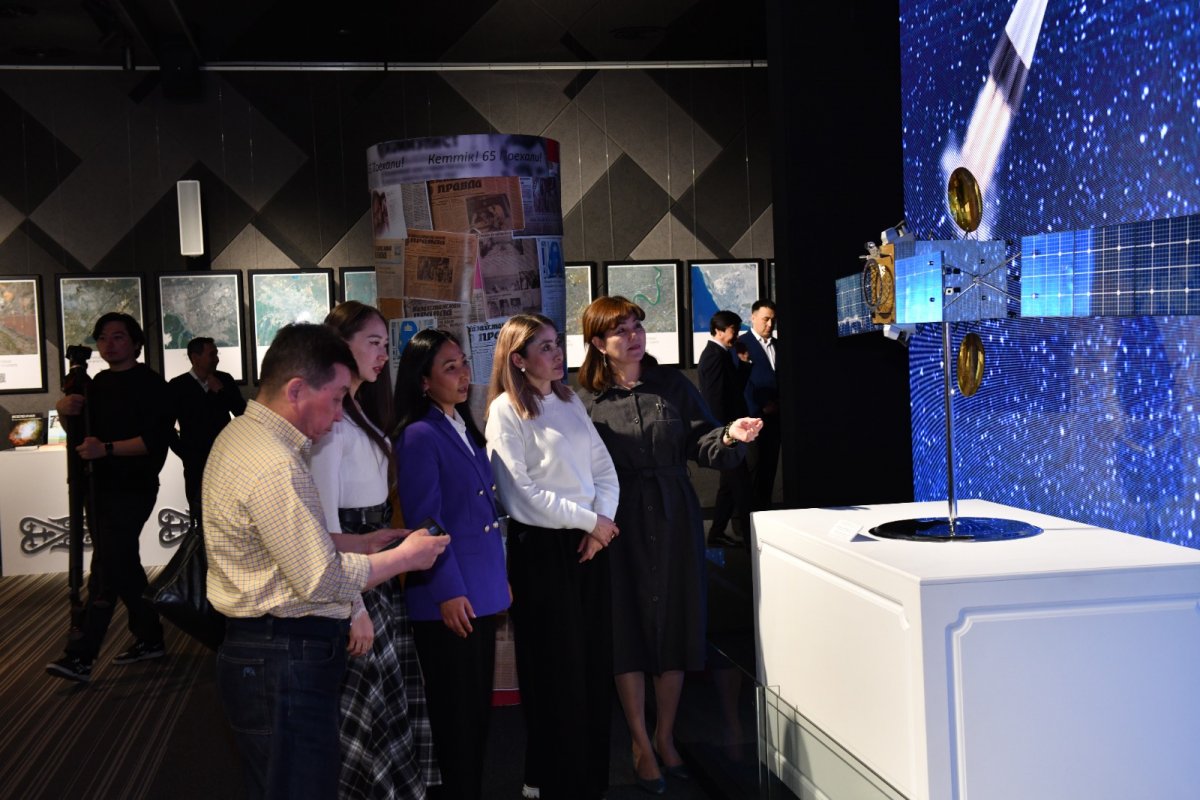 К 65-летию Гагарина: в Астане открыта выставка о космических достижениях