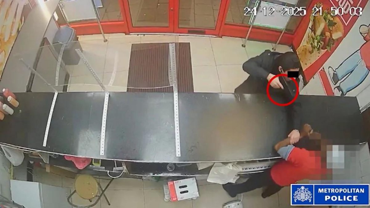 Клиент фастфуда угрожал пистолетом продавцу из-за соуса