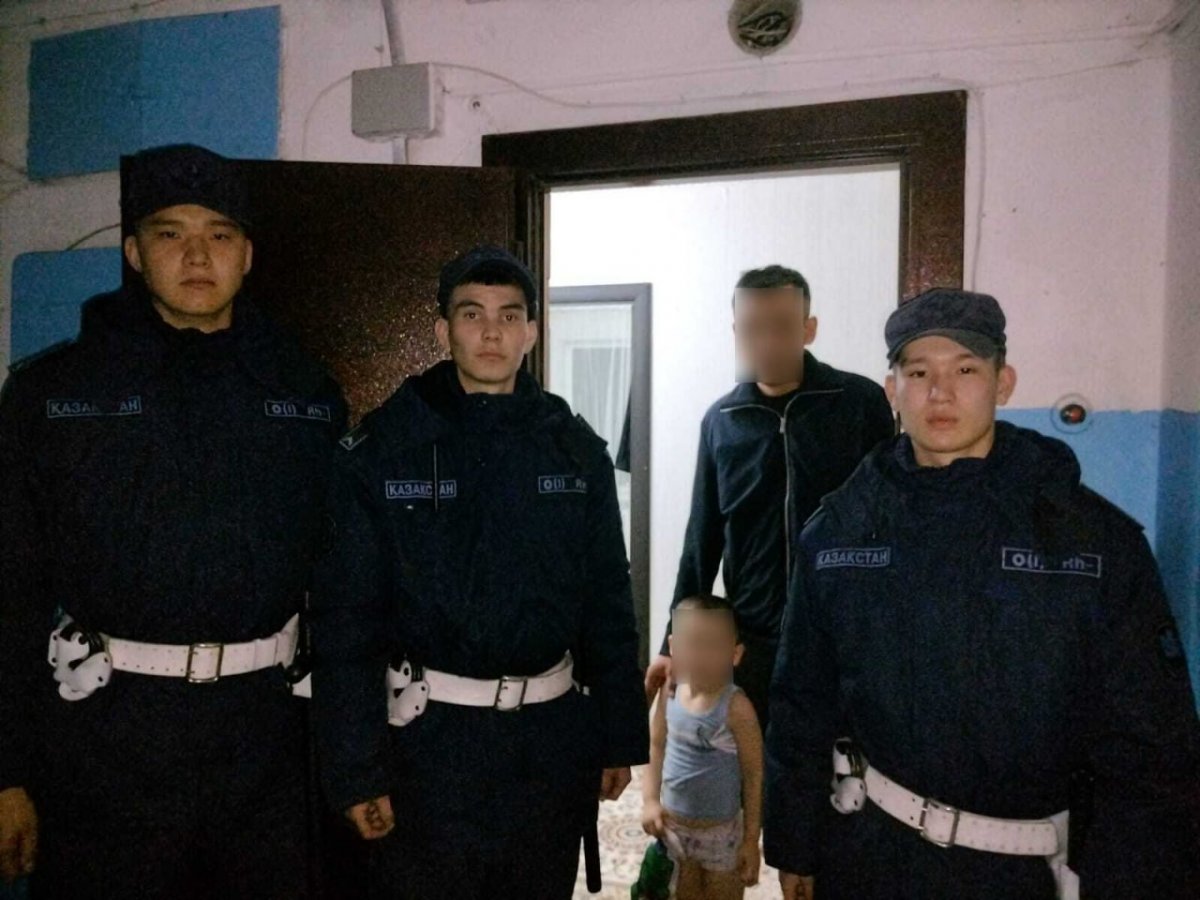 Гвардейцы предотвратили выпадение ребенка из окна в Семее