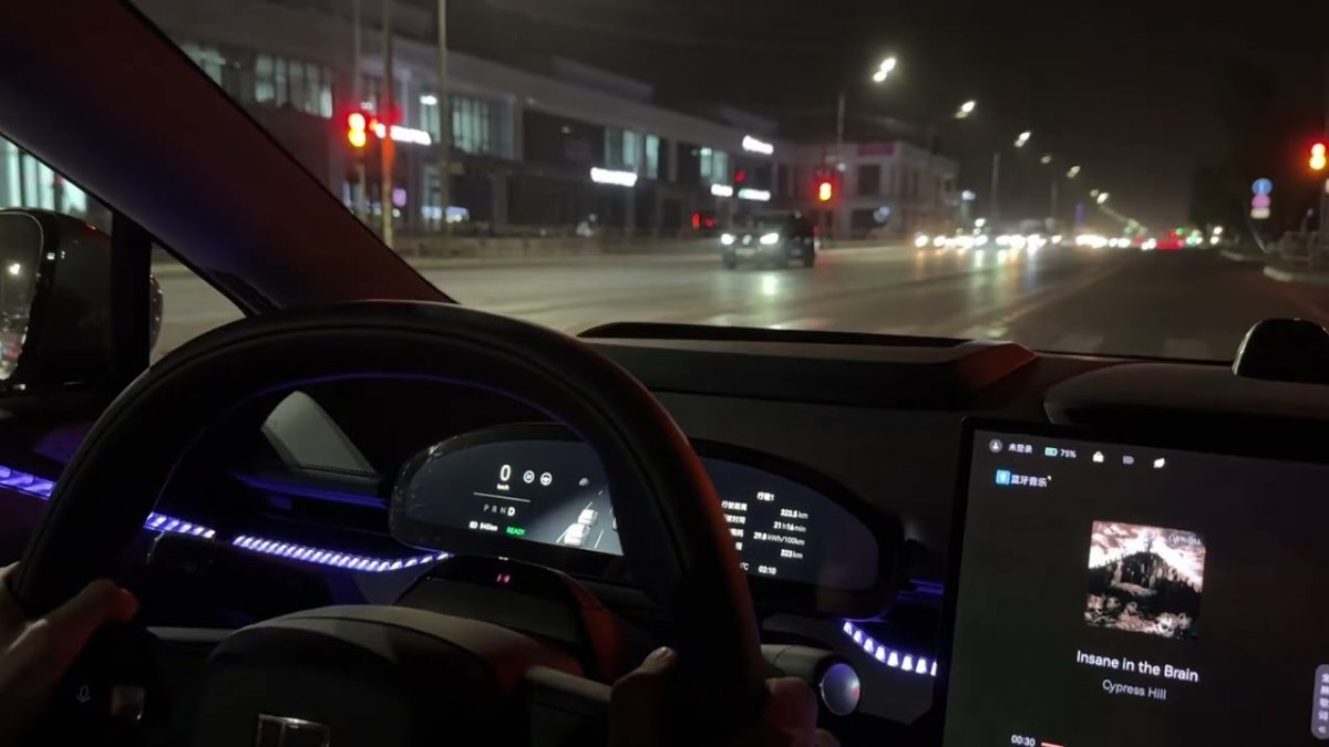 Ночная гонка на Zeekr едва не закончилась трагедией в Астане