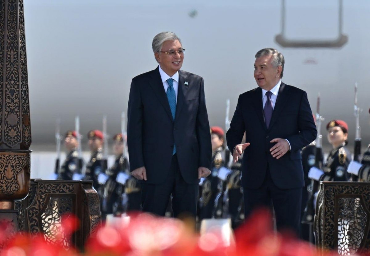 Токаев прибыл в Узбекистан с рабочим визитом