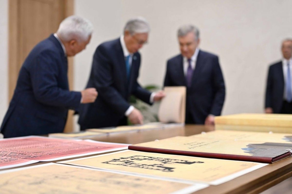 Мирзиёев передал Токаеву редкие архивные документы о мавзолеях в Туркестане